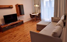 Coresi, 2 Camere, Sleeps 6 Large Private Garden Apartment Pets Welcome